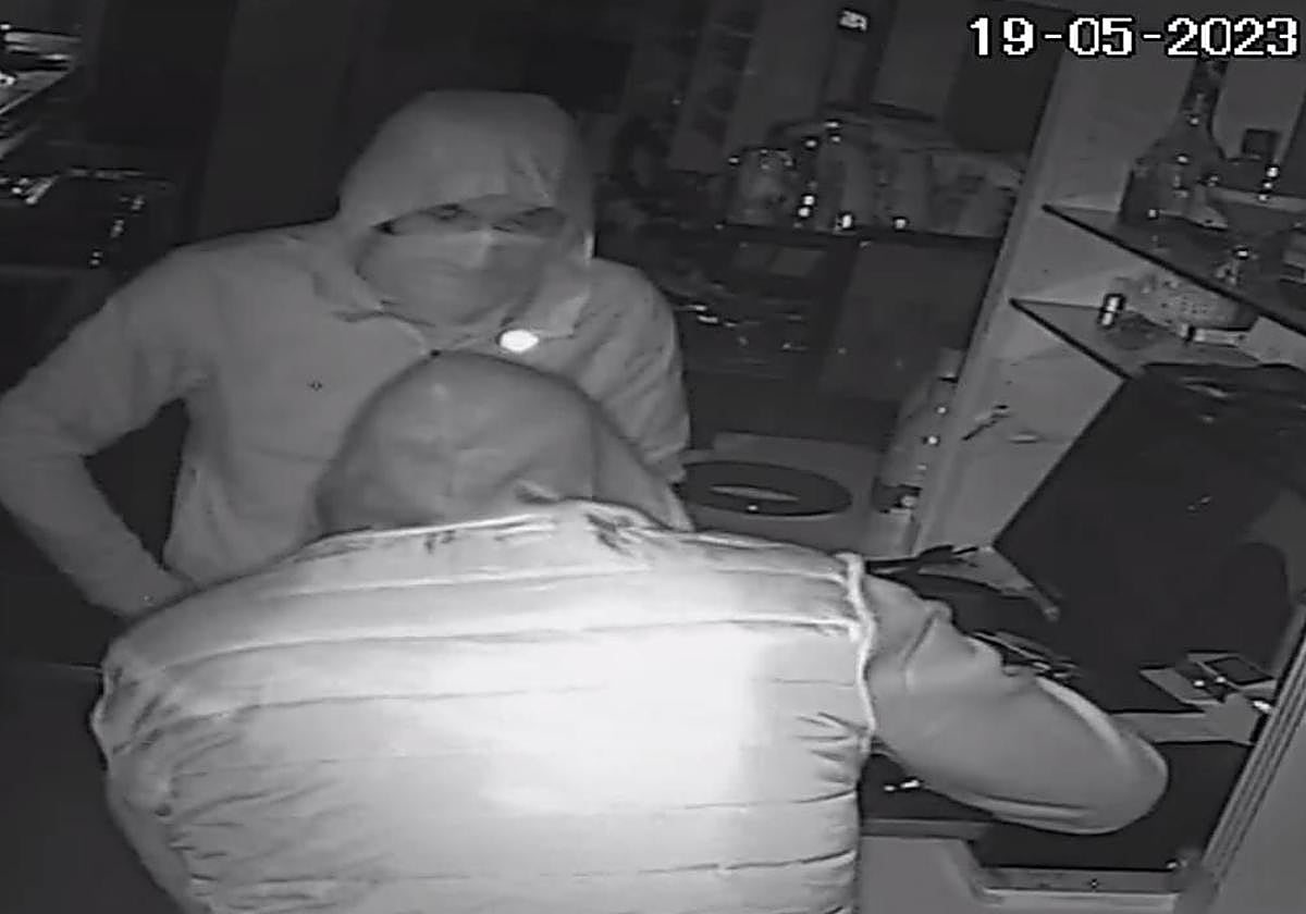 Los ladrones abren la caja del bar Begoña en una captura de las cámaras de seguridad.