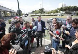 Óscar Puente y la candidata del PSOE en Laguna, Yolanda Lanza, atiende a los periodistas en la rotonda de San Agustín.
