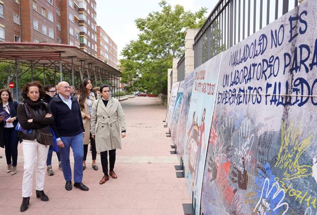 Carnero y cargos del PP ante un mural sobre el soterramiento.