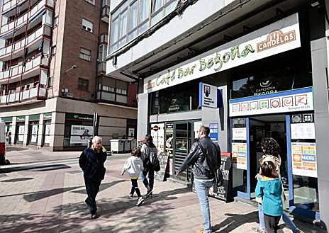 Imagen secundaria 1 - Entrada al café bar Begoña desde La Circular. La camarera del establecimiento señala a la cerradura forzada de la entrada de la calle Industrias. 