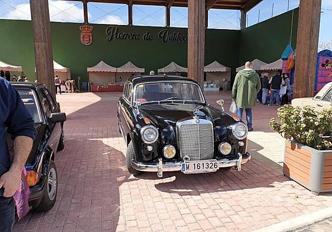 Coches clásicos, aparcados junto al frontón, bautizado como 'El hormiguero'.