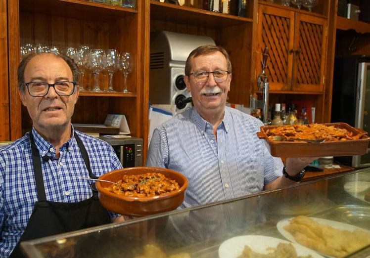 Los hermanos Carlos Barros y Álvaro Gutiérrez presumiendo de su asadurilla y sus crestas