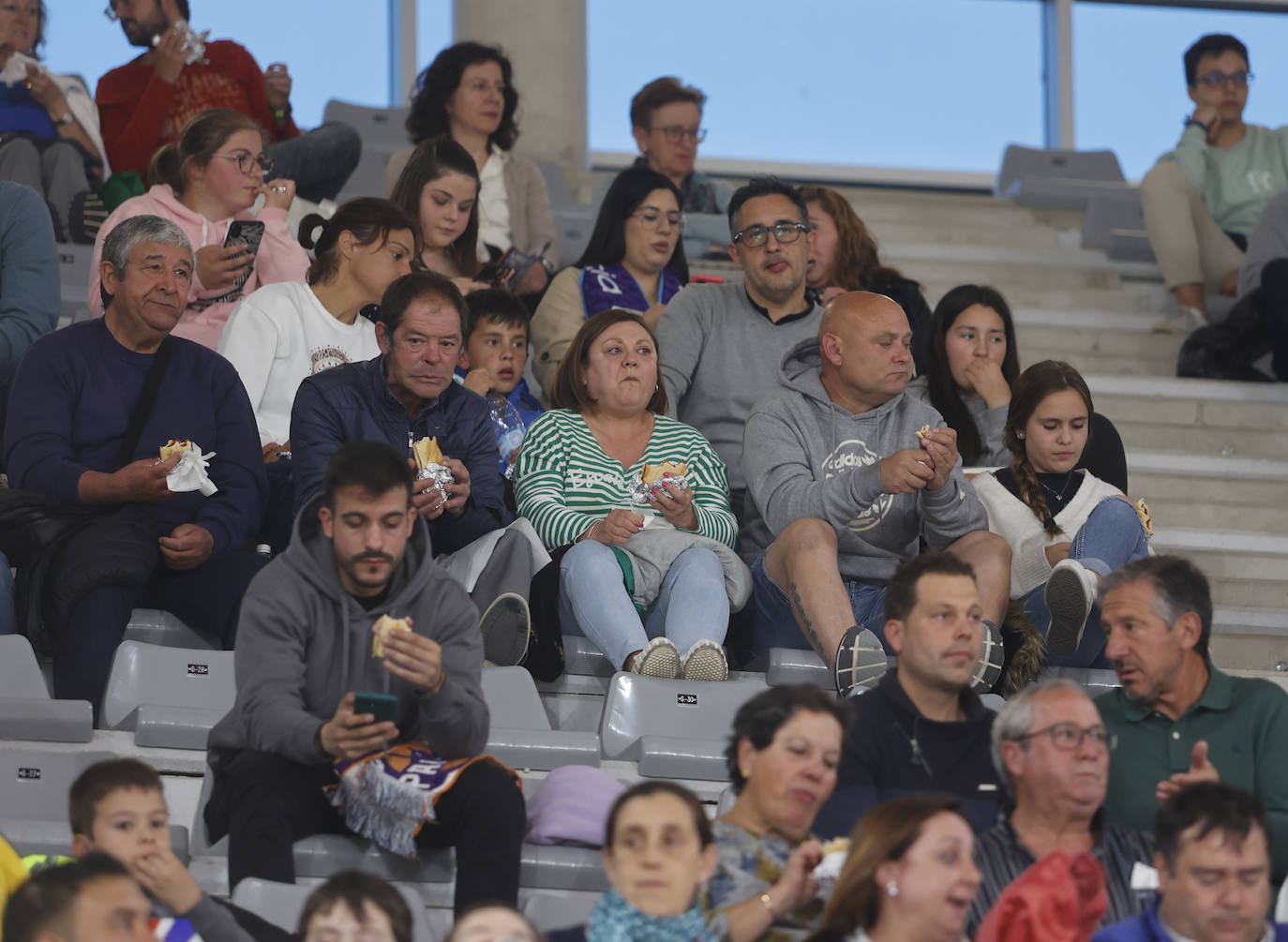 Búscate en las gradas del Zunder Palencia-Melilla