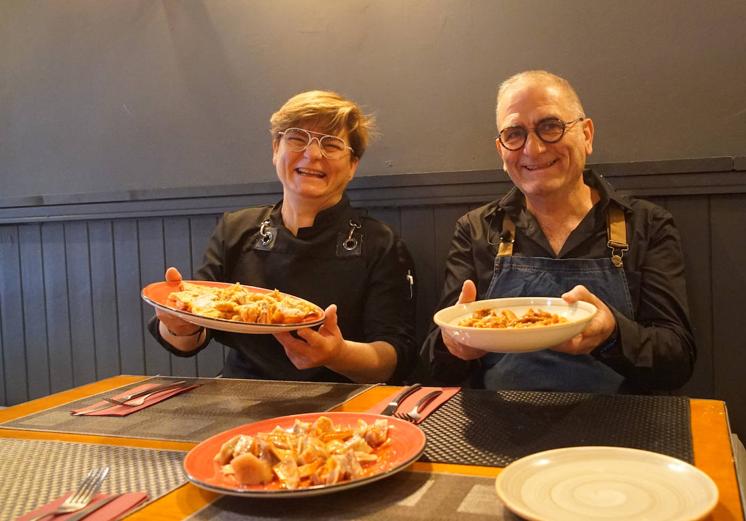 Juana e Hilario Gómez con sus tapas de oreja rebozada, oreja a la gallega y morro