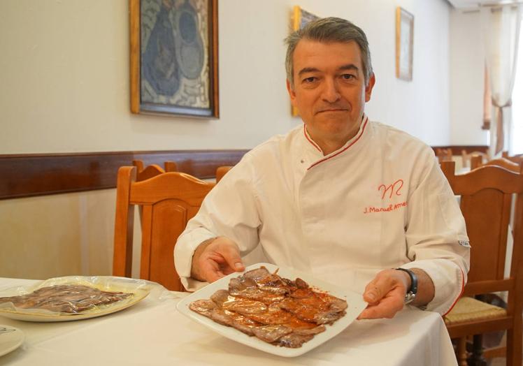 José Manuel Armesto en verano prepara su exquisita lengua curada a la gallega