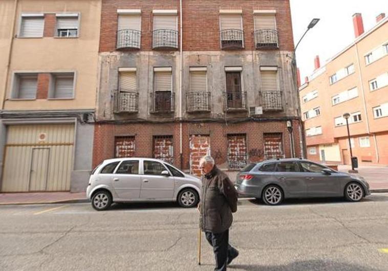 Bloque de viviendas de Valladolid tapiado para evitar que entren okupas.