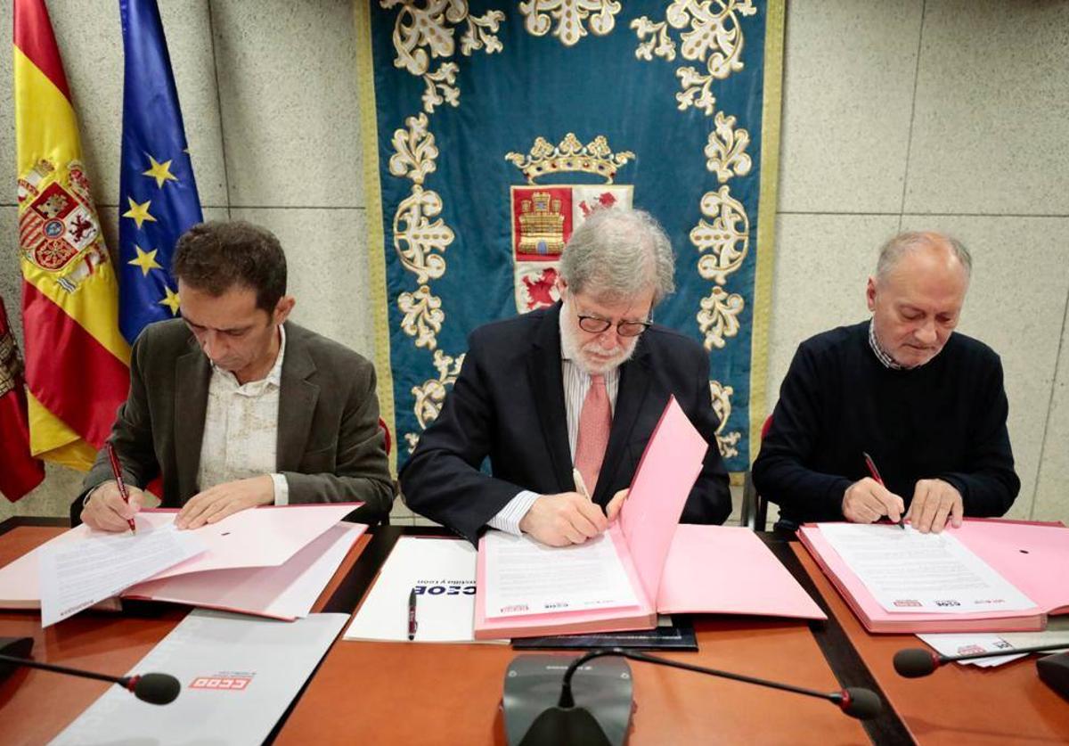 Vicente Andrés (CC OO), Santiago Aparicio (CEOE) y Faustino Temprano (UGT), durante la firma del acuerdo.