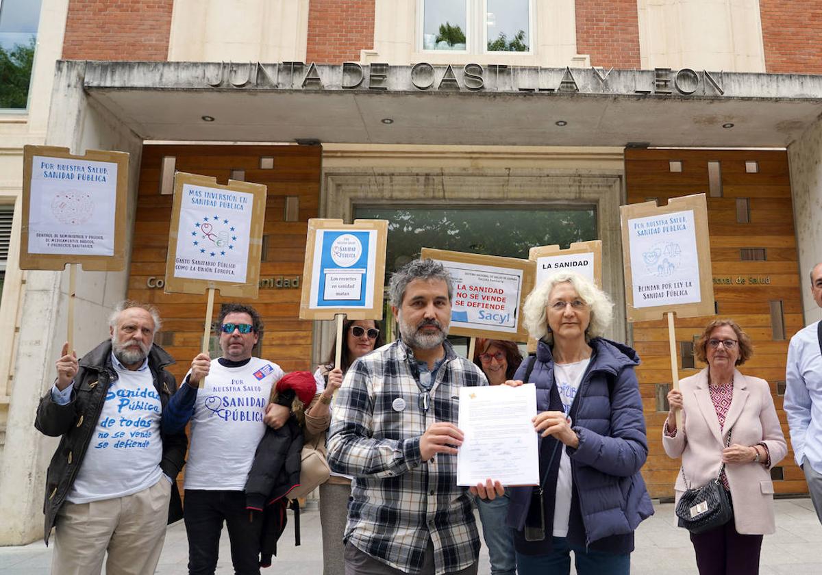 Miembros de la Plataforma de Valladolid, tras entregar las reivindiacciones en la Consejería de Sanidad.