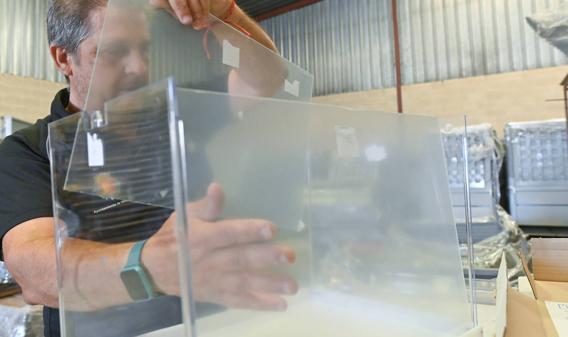 Montaje de las urnas que se utilizarán en Valladolid y próixmo 28 de mayo.