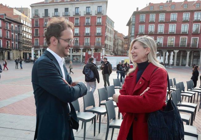 Pablo Vicente, de Ciudadanos, e Irene Carvajal, de Vox, por la tarde en la Plaza Mayor, en un evento de Fecosva.