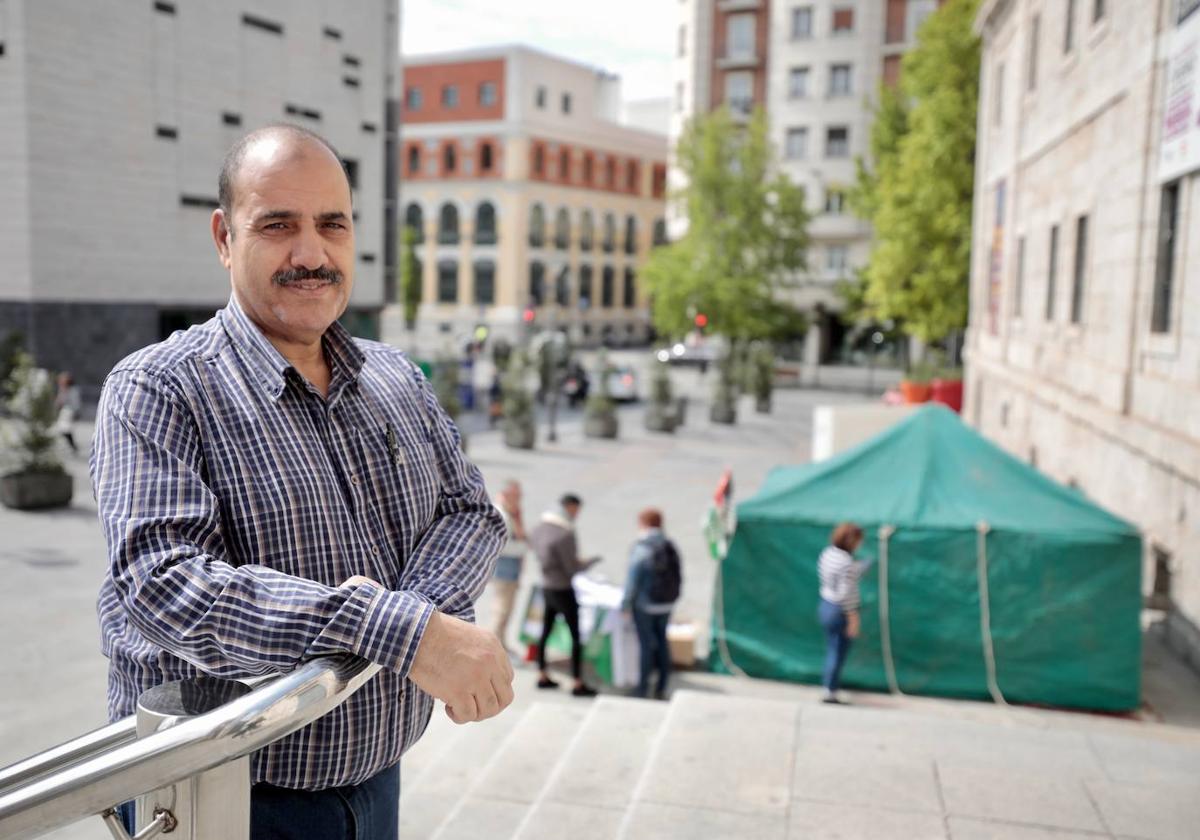 Mohamed Labat Mustafa, en una jaima, en la plaza de San Benito.