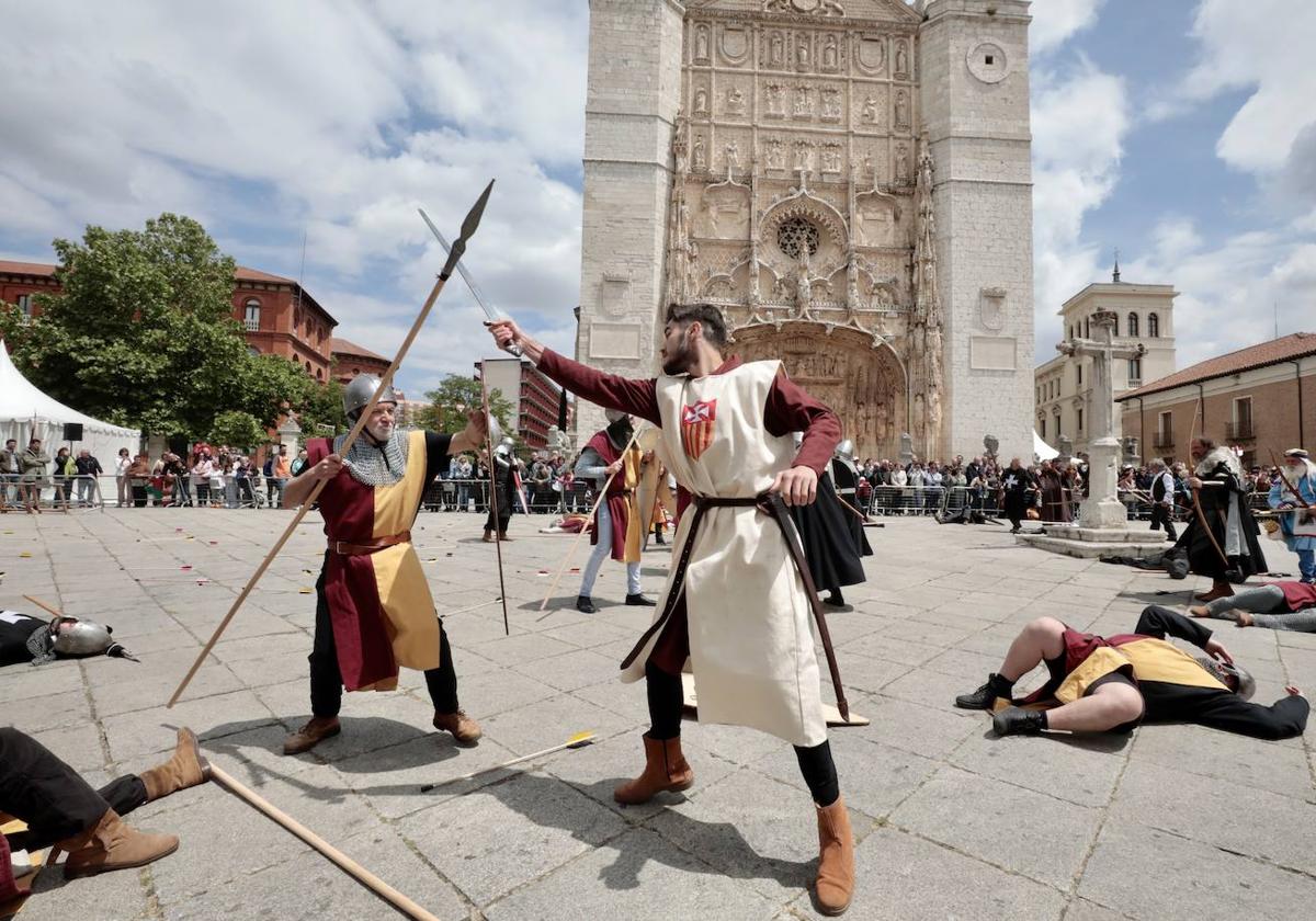 Una pelea con flechas y espadas recrea en Valladolid una batalla del año 1160