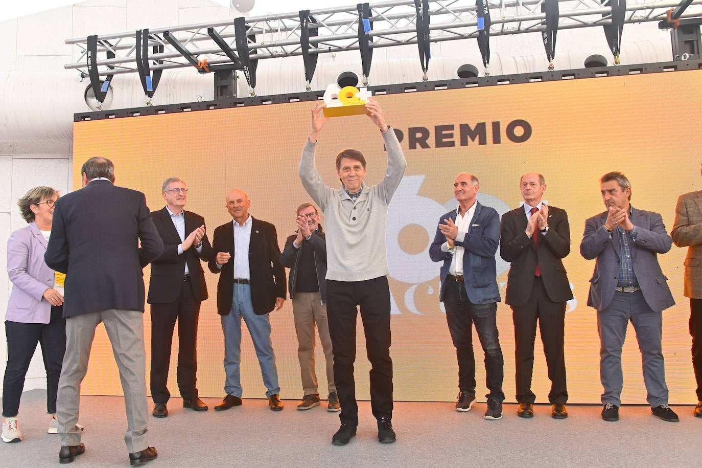 Los jugadores de Real Valladolid reciben el premio 60+Activos