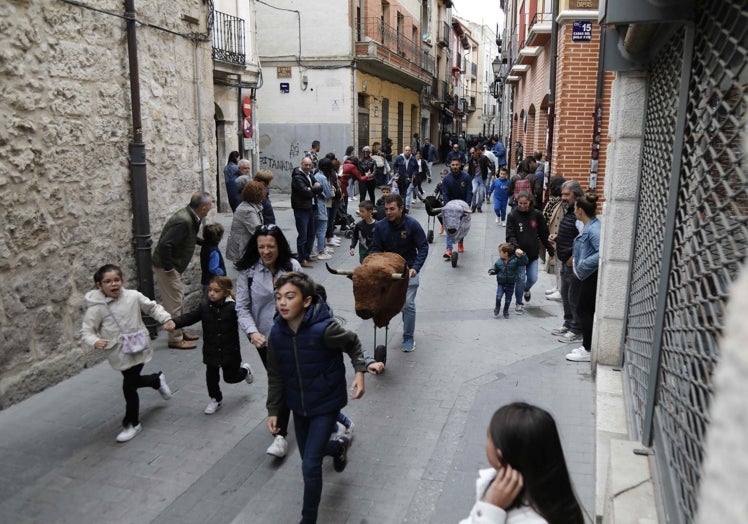 Encierro infantil con carretones.