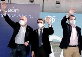 Aznar, entre Carnero y Mañueco el 29 de enero de 2022, en la campaña d elas autonómicas.