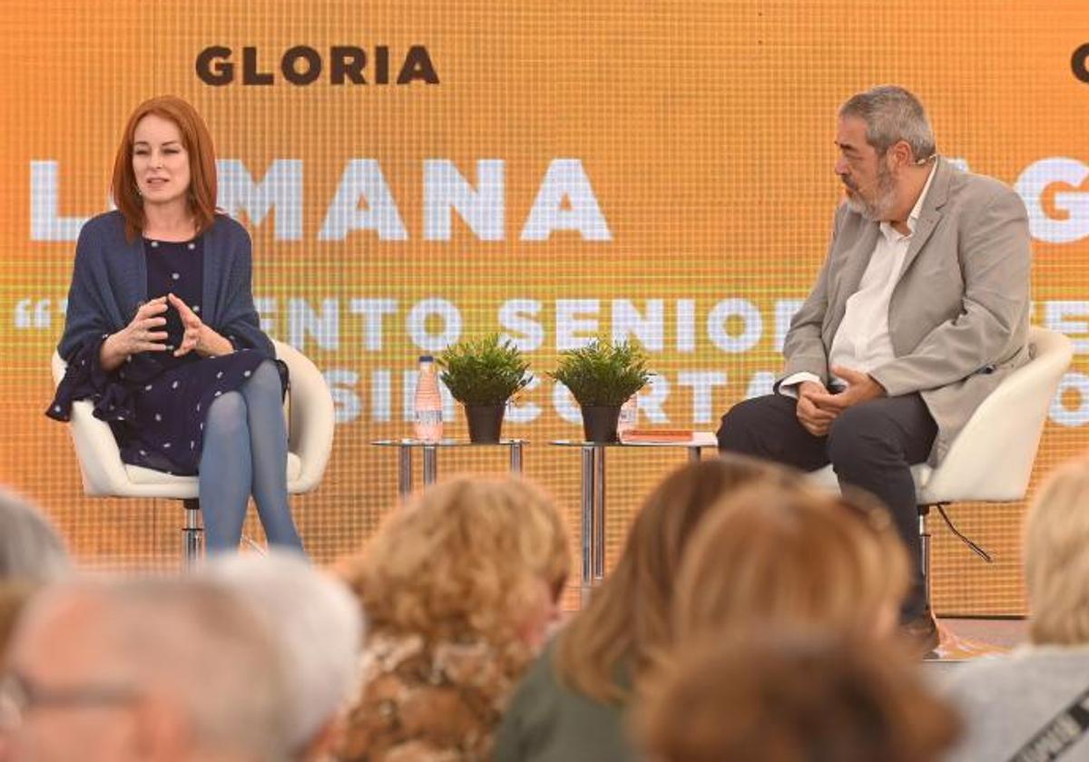 Intervención de Gloria Lomana, en una charla moderada por Carlos Aganzo, en la Cúpula del Milenio.