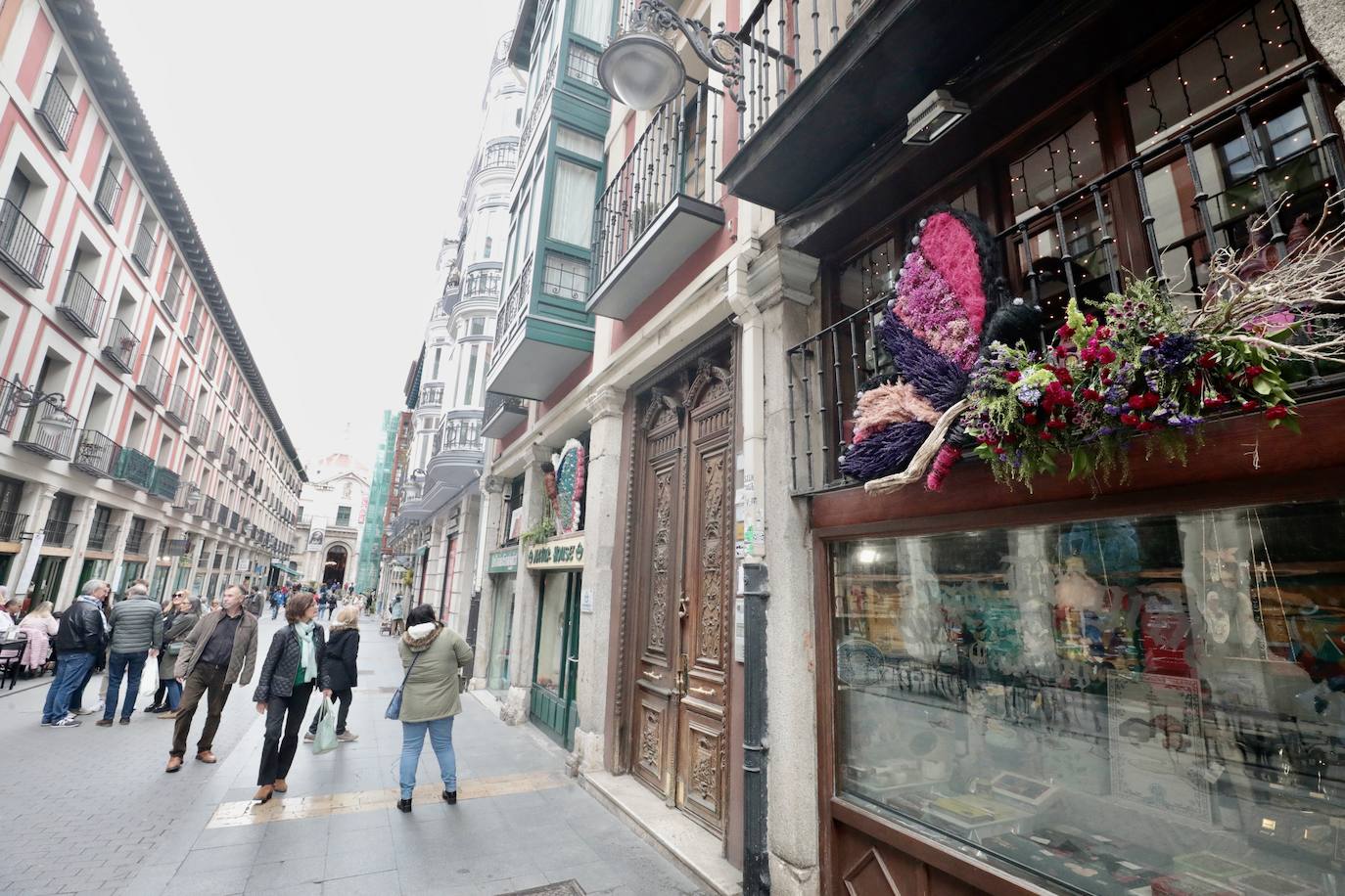 Mariposas florales sobrevuelan la calle Platerías de Valladolid