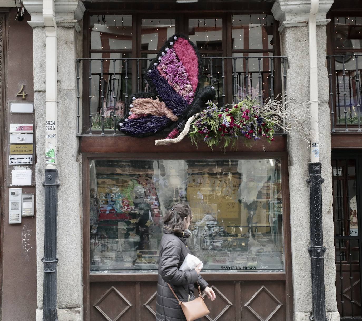 Mariposas florales sobrevuelan la calle Platerías de Valladolid