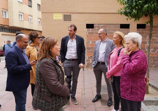 Óscar Puente, con varios de sus concejales en el barrio de Delicias.