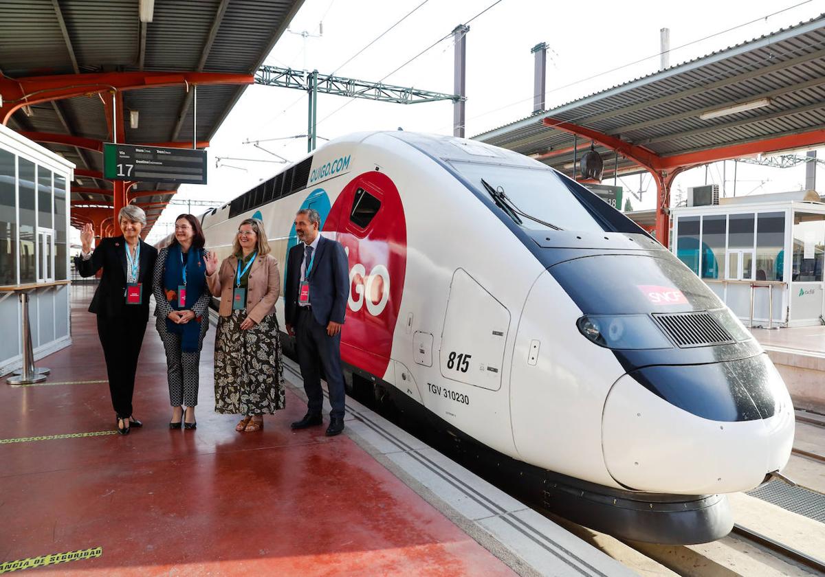 La directora general de Ouigo España, Hélène Valenzuela (i), y el secretario generçal de Infraestructuras Francisco Javier Flores García (d) durante la inauguración de la línea Valencia-Madrid de la compañía, en octubre.