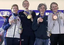 Cristina de Vargas (izquierda), con el resto de medallistas.