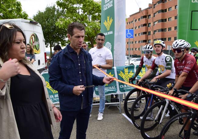 Juan Carlos Domínguez corta la cinta y se dirige a los ciclistas antes del inicio de la carrera.