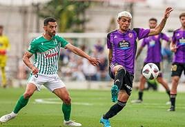 Arroyo controla la pelota ante un rival durante el partido Atlético Sanluqueño-Real Valladolid Promesas