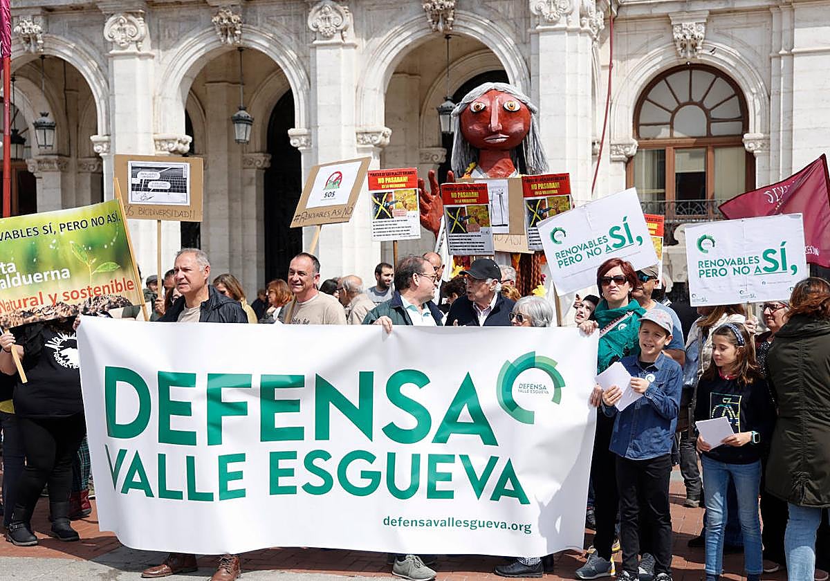 Protesta este domingo por la mañana en la Plaza Mayor de Valladolid.