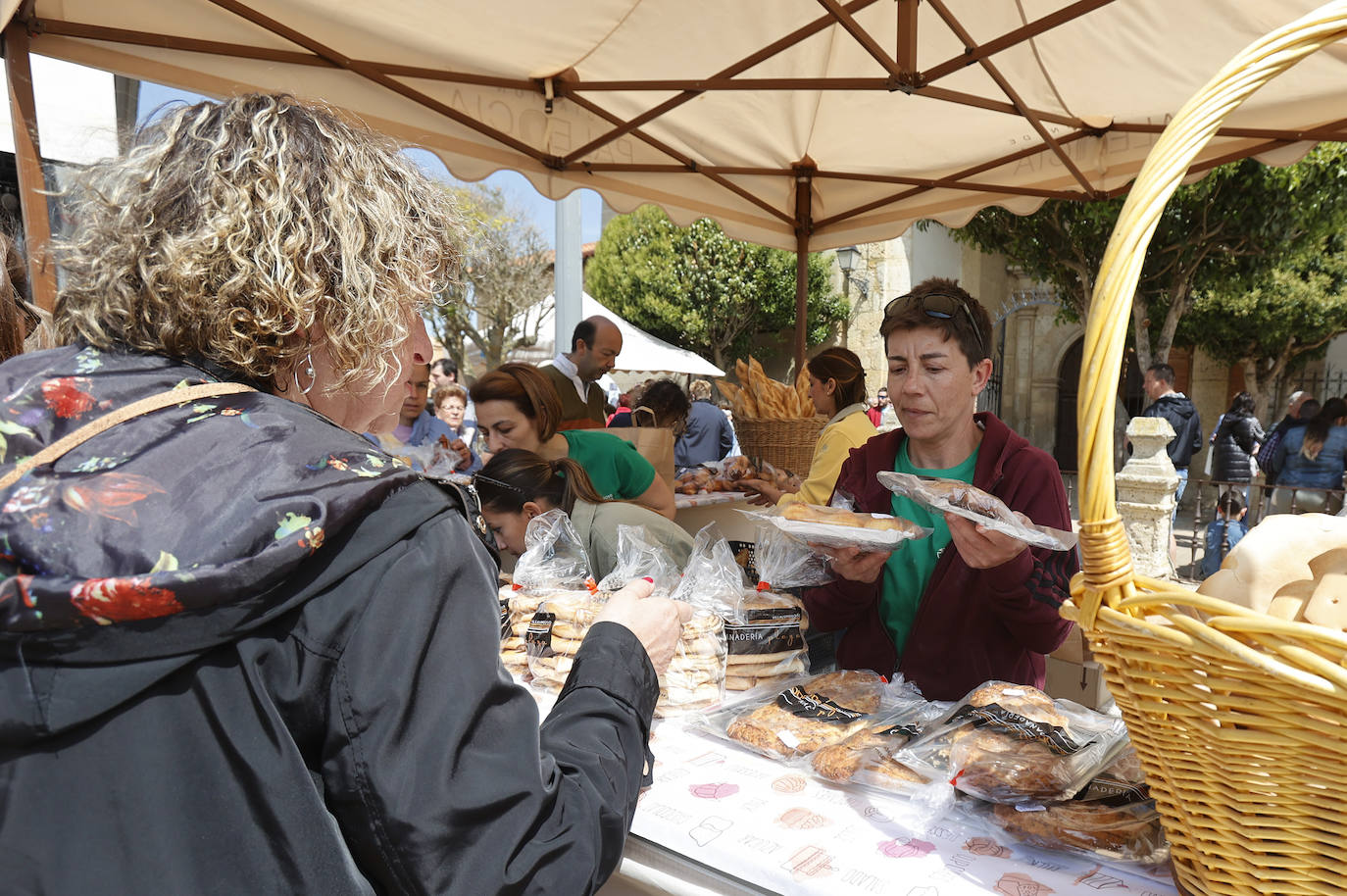 21 puestos engrandecen la Feria del Pan de Grijota