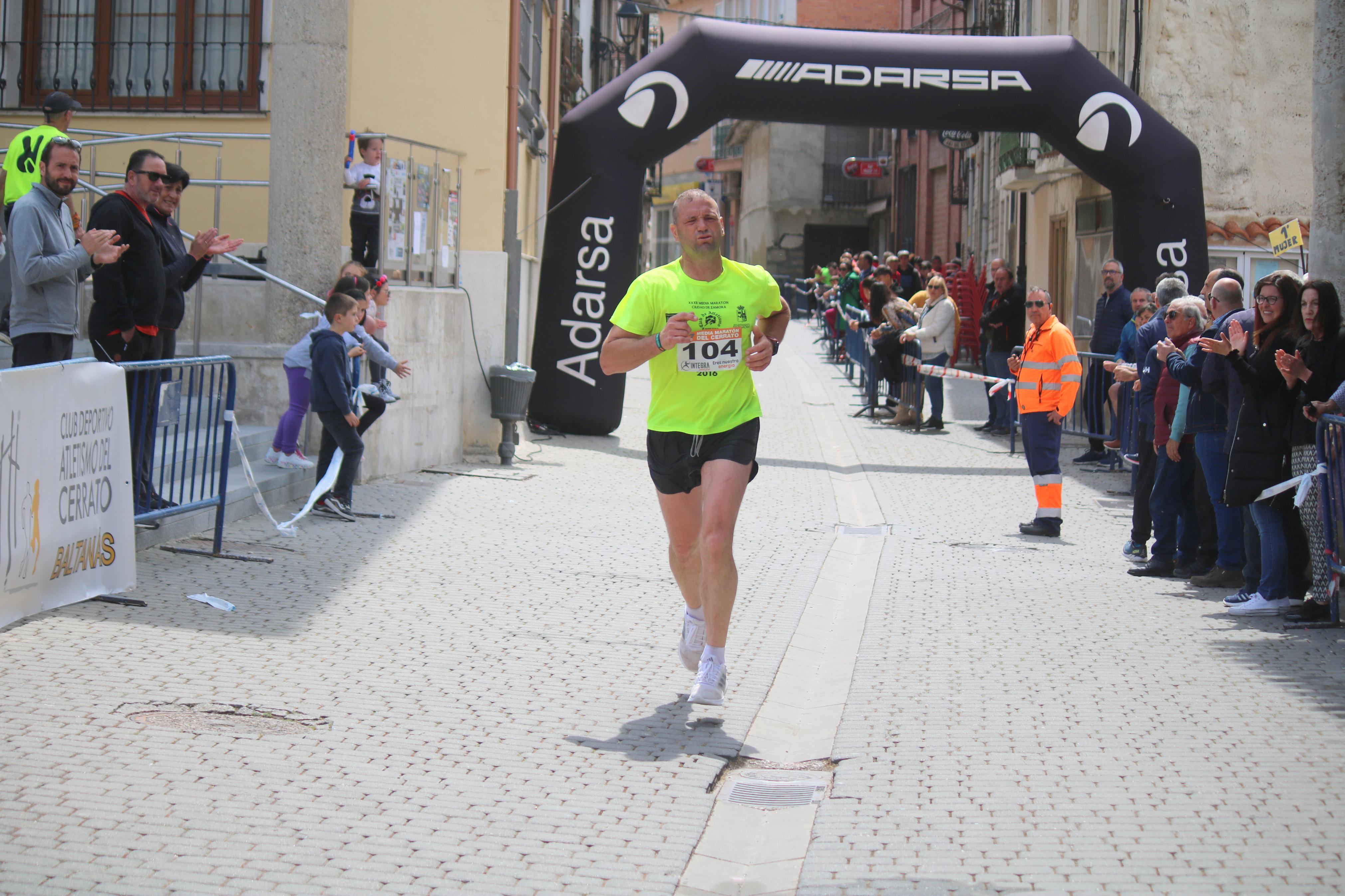 Javier Sangrador y Marta Medina reinan en la XXXVII Media Maratón del Cerrato