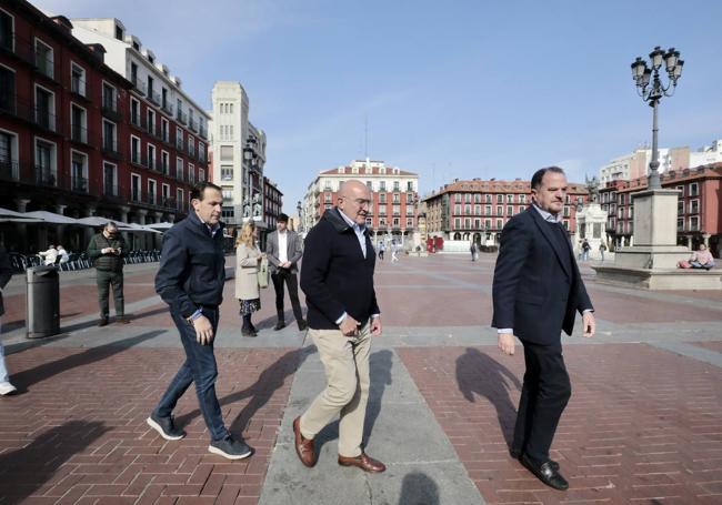 Carlos Iturgaiz, Jesús Julio Carnero y Conrado Íscar, dispuestos a empezar el acto en la Plaza Mayor.