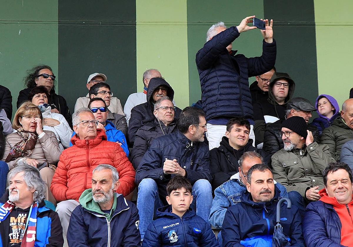 Búscate en las gradas de La Albuera