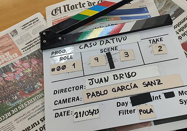 La claqueta del corto, sobre varios periódicos en la redacción de El Norte.