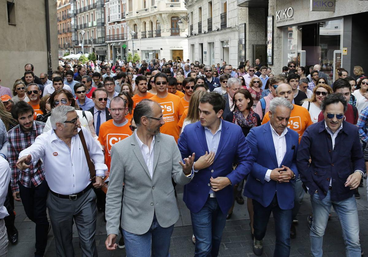 Albert Rivera, rodeado de centenares de personas el 14 de mayo de 2015 en la calle Santiago de Valladolid.