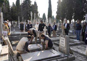 Exhumados los restos del padre Gago del cementerio de El Carmen