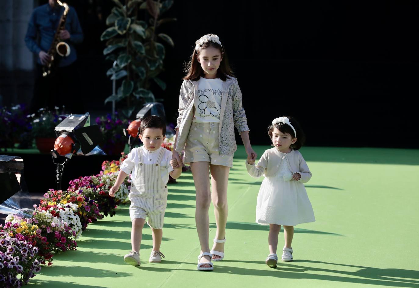 Así fue el desfile de moda en la pasarela de la Plaza Mayor de Valladolid