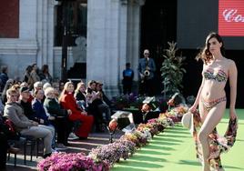 Desfile de moda en la Plaza Mayor de Valladolid