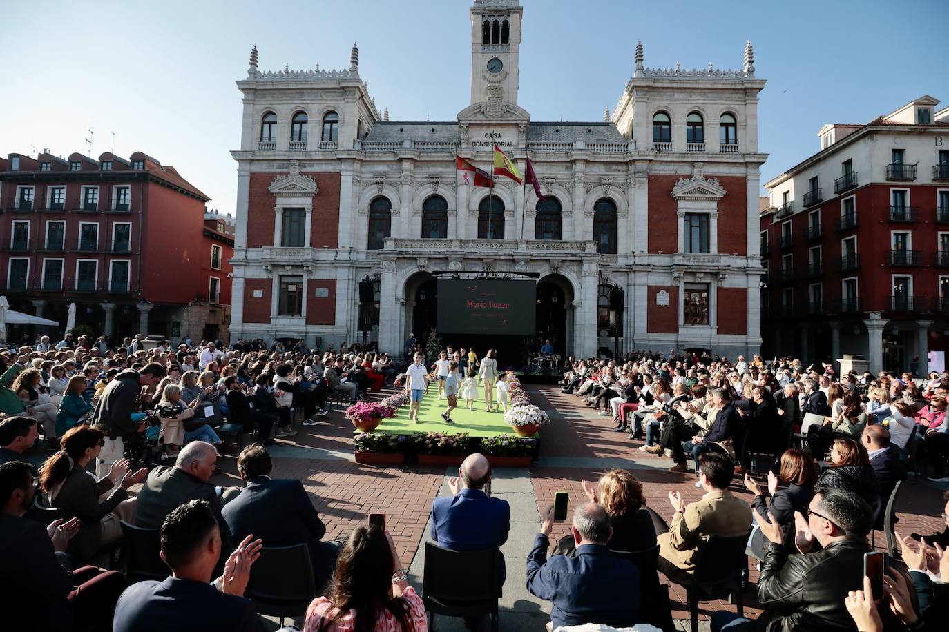 Así fue el desfile de moda en la pasarela de la Plaza Mayor de Valladolid