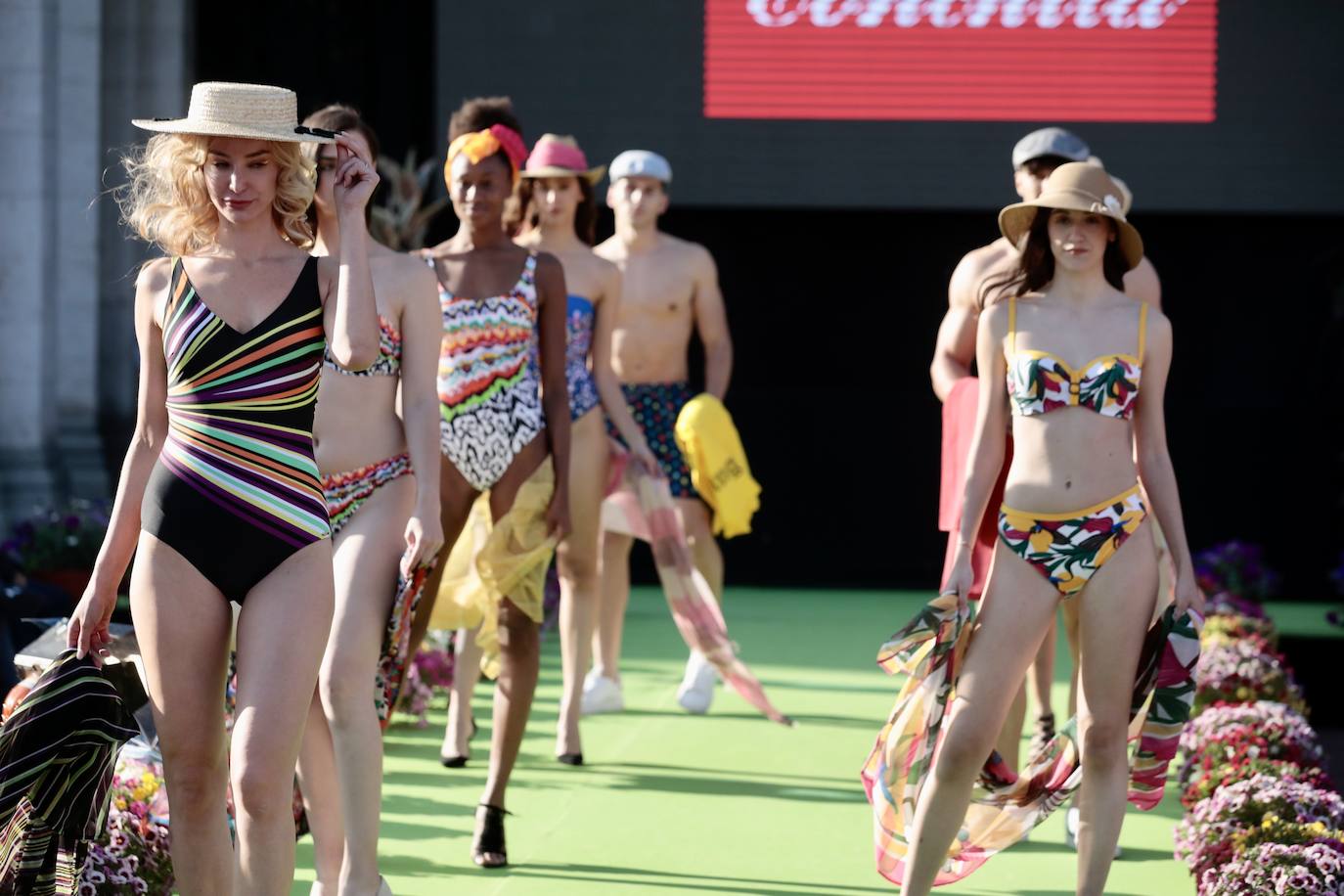 Así fue el desfile de moda en la pasarela de la Plaza Mayor de Valladolid