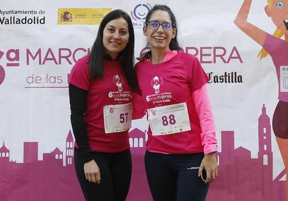 Dos participantes de la VI Marcha y Carrera de las Mujeres posan ante el photocall de El Norte de Castilla.