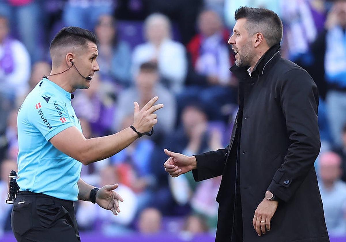 Paulo Pezzolano hablar con el árbitro del Real Valladolid-Sevilla de hace dos jornadas