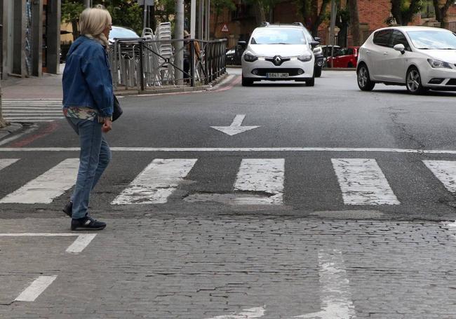 Uno de los pasos de cebra en mal estado en la calle Santo Tomás.