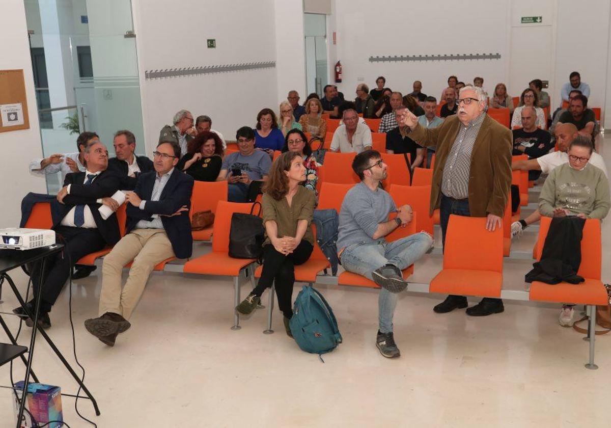 Vecinos durante la asamblea informativa sobre el proyecto.