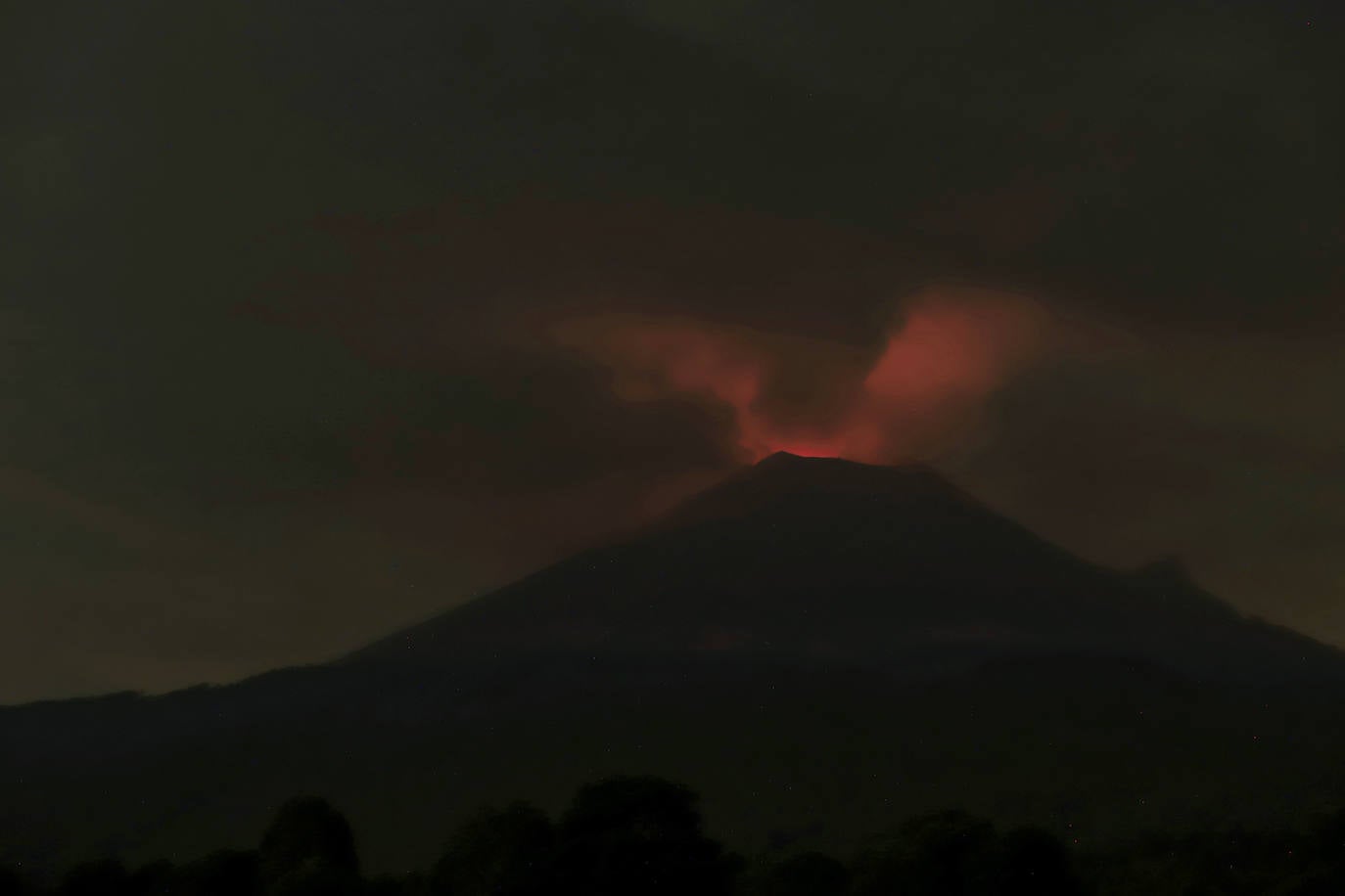 Explosión del volcán el 19 de mayo desde el poblado de Paso de Cortés, en Puebla (México).