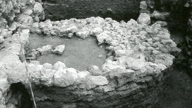 Imagen después - El trazado de la Cerca Vieja sobre el plano histórico de Bentura Seco. Montaje realizado por Fernando Pérez Rodríguez y el Museo Arqueológico de Valladolid. A la derecha, cubo de la Cerca Vieja documentado en la calle Angustias en 1991.