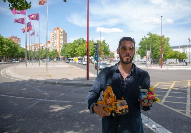 Carlos Vallelado, con una excavadora de juguete para reivindicar el soterramiento.