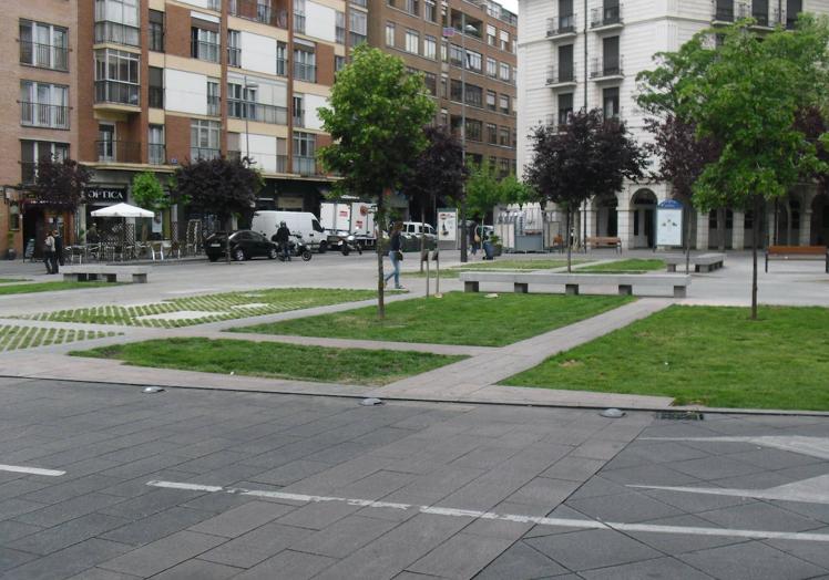 Imagen principal - Arriba, vista actual de la plaza de San Miguel. Debajo, a la izquierda, reflejo en el pavimento de la localización de las lápidas. A la derecha, una de las lápidas funerarias halladas en las excavaciones.