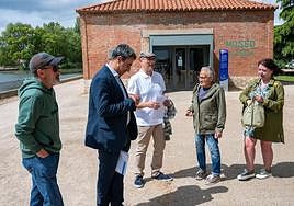 Representantes de la asociación, hoy en la Dársena del Canal