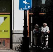 Voluntarios enseñan sobre banca digital y ciberseguridad a 800 mayores en la UVA