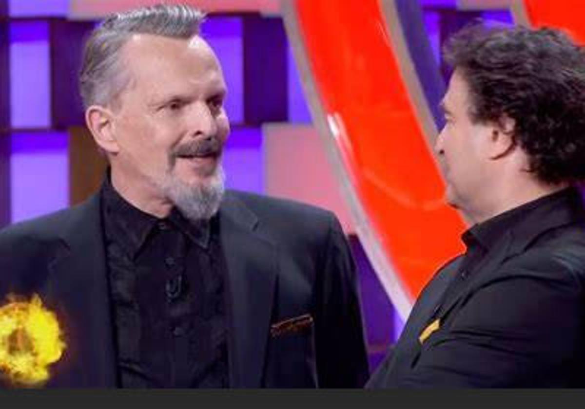 Miguel Bosé conversa con Pepe Rodríguez en su visita a 'Masterchef 11'.